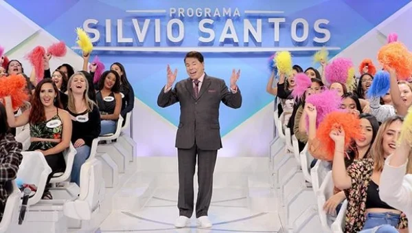 Assustado com morte de Tarcísio Meira, Silvio Santos vai para o hospital com suspeita de Covid