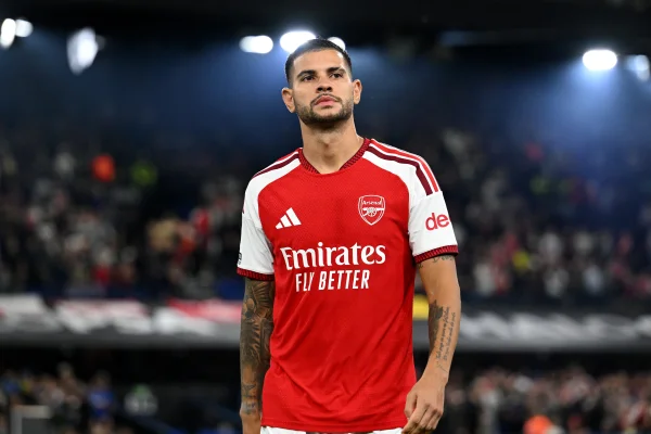 Foto colorida de Bruno Guimarães, do Arsenal - Metrópoles