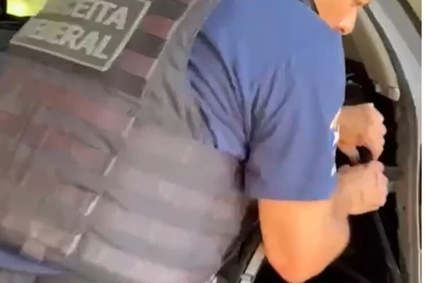 Receita apreende 200 iPhones escondidos em carro em MG; veja vídeo