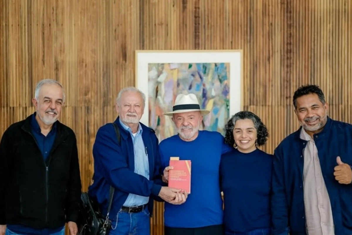 Lula recebe dirigentes do MST para debater ações de apoio à Venezuela