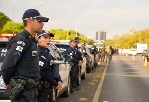 Policiais em forma durante apresentação de novas viaturas