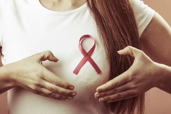 Projeto social coleta doação de cabelo para pacientes com câncer