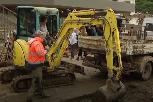 Reconstrução de cidade na Alemanha após inundações