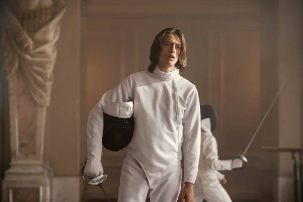 Foto colorida de Percy Hynes White na primeira temporada de Wandinha - Metrópoles