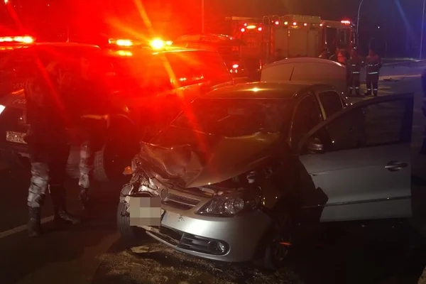 Motorista foge de viatura da PM e bate em carro no Parque da Cidade