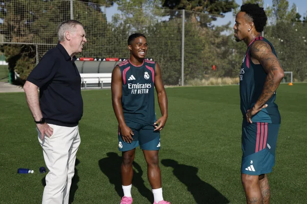 Foto colorida de Ancelotti, Militão e Endrick - Metrópoles