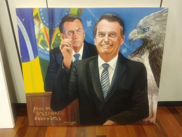 Quadro em homenagem a Jair Bolsonaro transportado de FAB para o Planalto