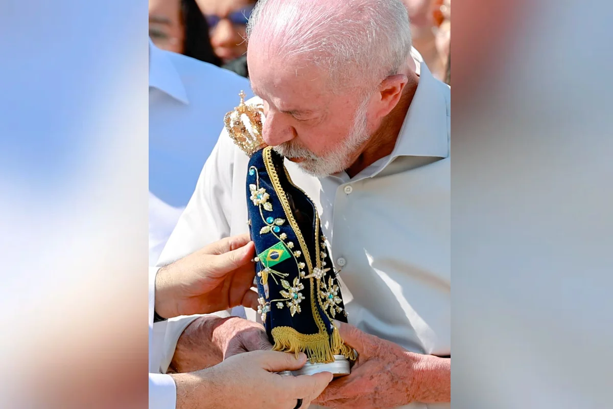 Presidente Lula (PT) e estatueta de Nossa Senhora Aparecida Presidente Lula (PT) e estatueta de Nossa Senhora Aparecida