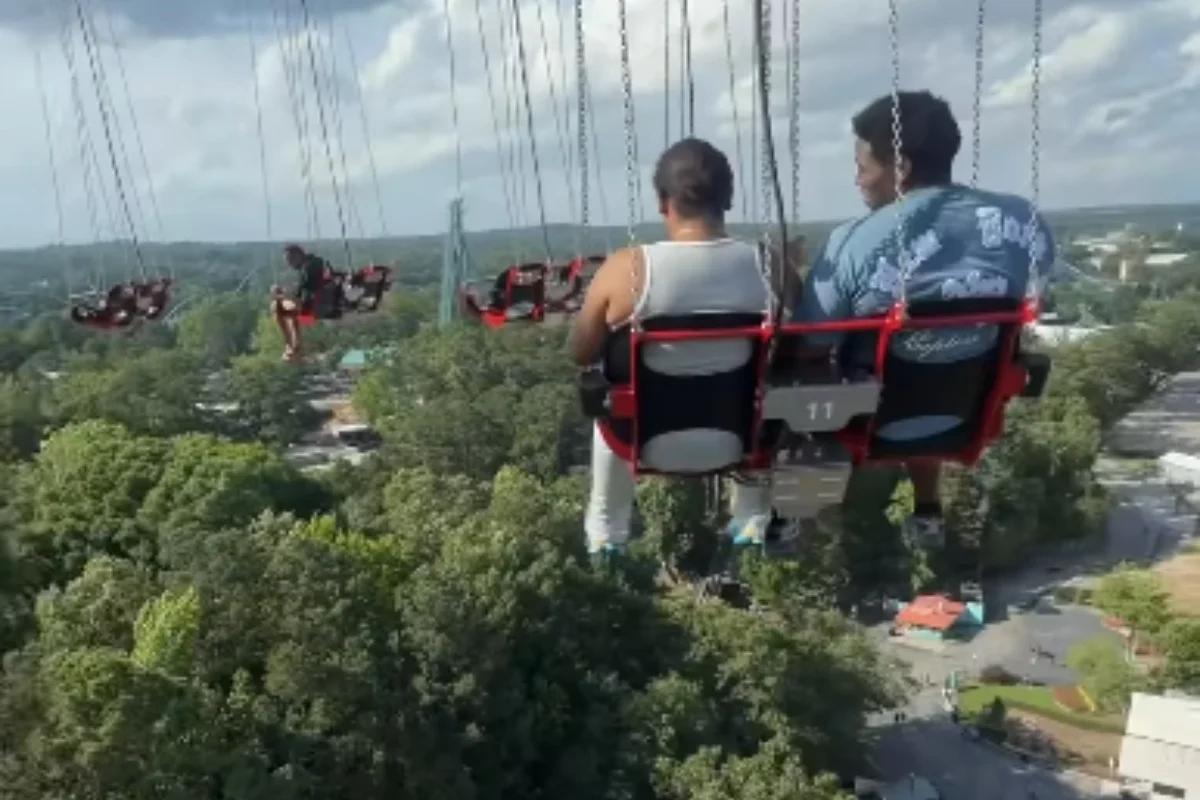 Pessoas presas a 260 pés em brinquedo do Six Flags da Geórgia assustam passageiros