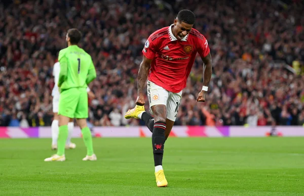 Mesmo em crise, Manchester United surpreende e vence o Liverpool