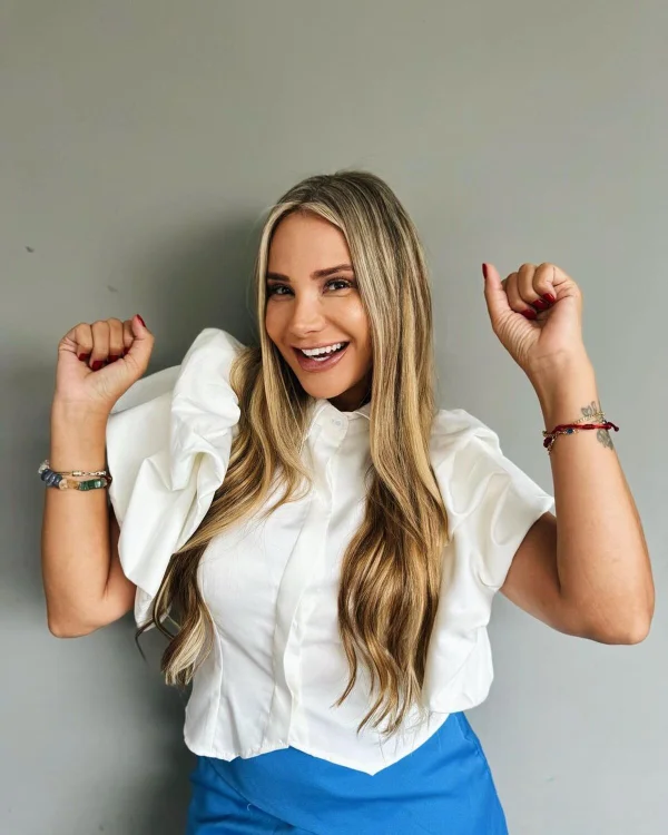 Jordana Guimarães posa de camiseta branca e cabelos soltos - Metrópoles