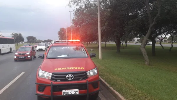 Carro do CBMDF em acidente na EPIA