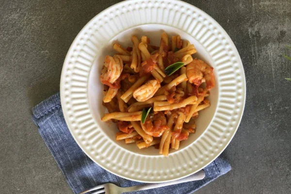 massa com camarão e tomate