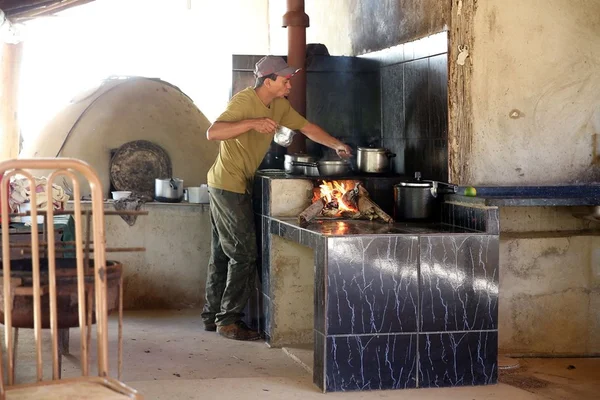 Professora adverte para efeitos da alta no uso de lenha para cozinhar