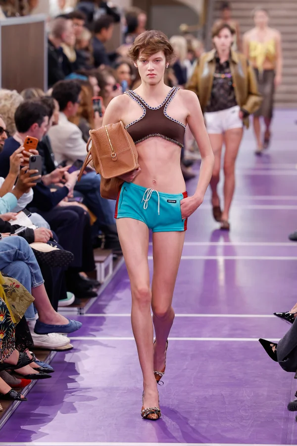 Miu Miu revela tênis como protagonista da alfaiataria no Paris Fashion Week - destaque galeria Miu Miu revela tênis como protagonista da alfaiataria no Paris Fashion Week - destaque galeria