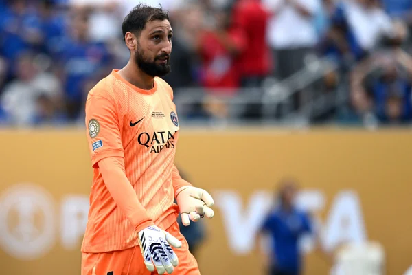 Foto colorida de Gianluigi Donnarumma, goleiro do PSG - Metrópoles