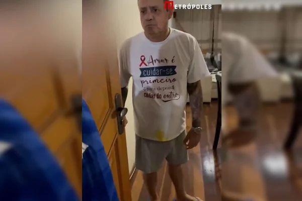 Imagem colorida de homem com camisa branca