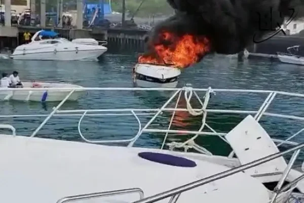 Foto colorida de uma lancha pegando fogo na Bahia Marina, em Salvador - Metrópoles