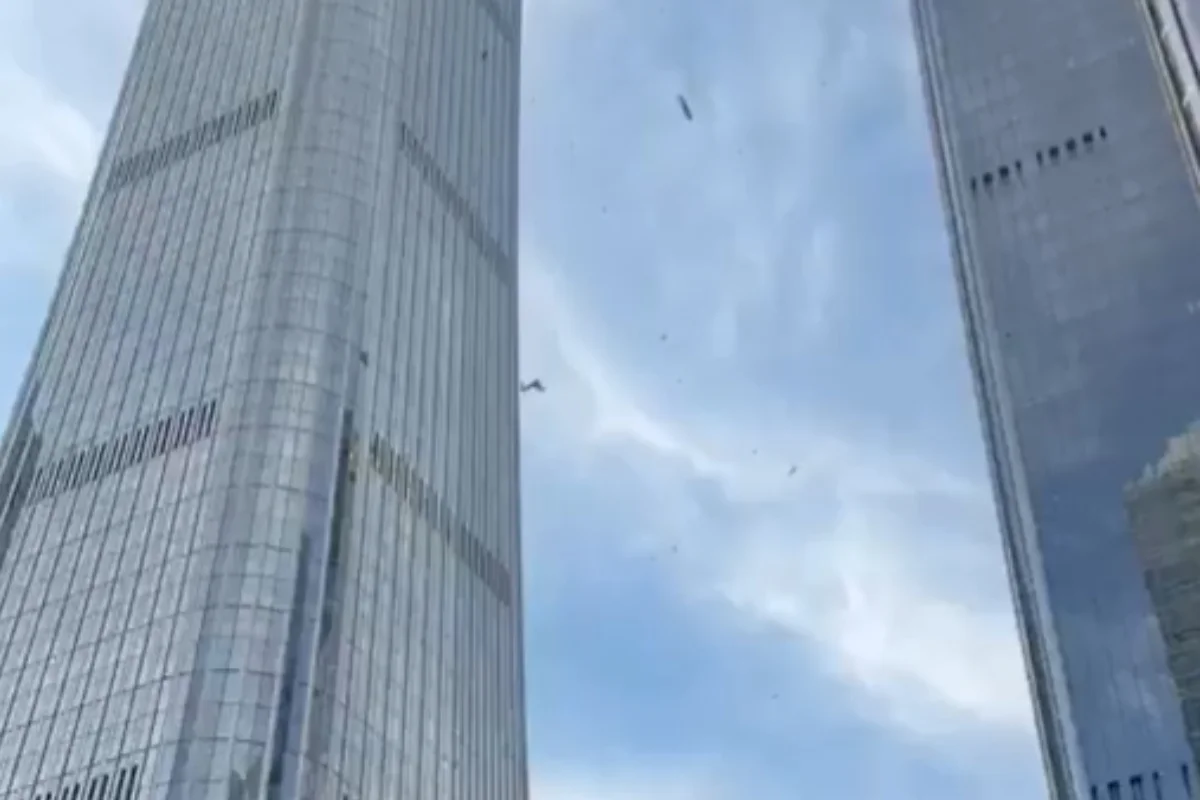 Colisão chocante: avião de pequeno porte atinge o arranha-céu mais alto de Pequim