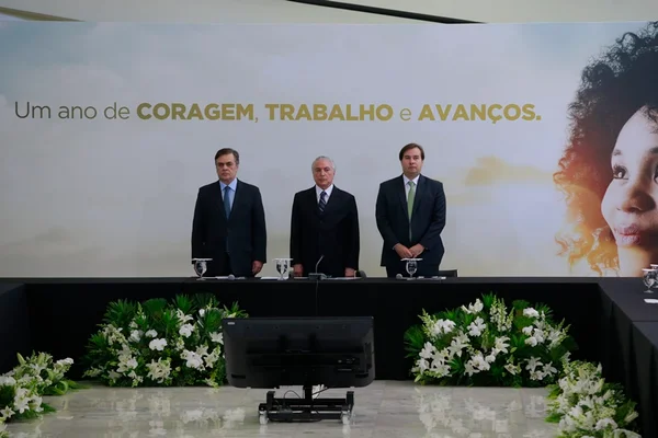 Cerimônia de um ano da gestão de Temer começa com vídeo crítico à Lula