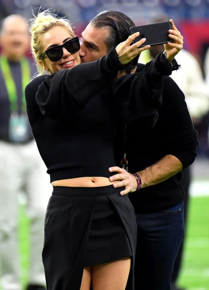 A cantora norte-americana Lady Gaga, de 31 anos, ficou noiva do agente de talentos Christian Carino, de 48, segundo informações da Us Weekly A cantora norte-americana Lady Gaga, de 31 anos, ficou noiva do agente de talentos Christian Carino, de 48, segundo informações da Us Weekly