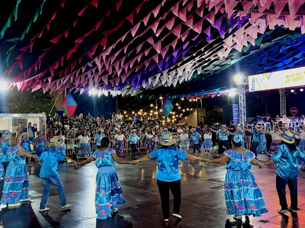 Fotografia colorida mostrando quadrilha junina dançando-Metrópoles