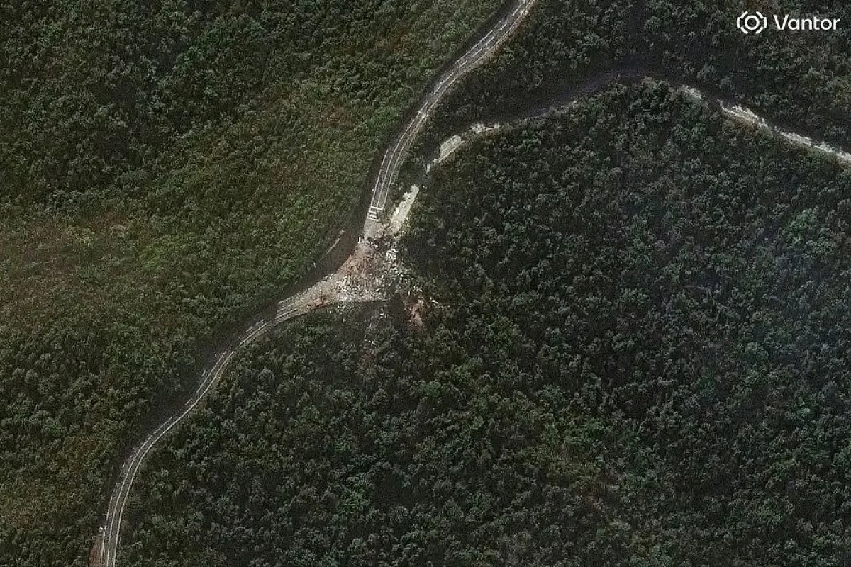Imagem de satélite da Vantor mostra o local do impacto, com edifícios de segurança dos portões destruídos após ataques ao complexo militar de Fuerte Tiuna Imagem de satélite da Vantor mostra o local do impacto, com edifícios de segurança dos portões destruídos após ataques ao complexo militar de Fuerte Tiuna