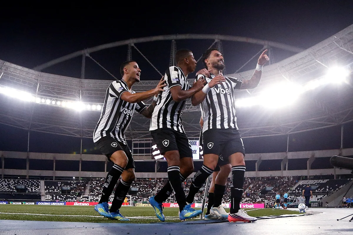 Alex Telles abriu o placar para o Botafogo contra o Fluminense. Alex Telles abriu o placar para o Botafogo contra o Fluminense.
