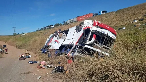 onibus despenca de ribanceira em sp