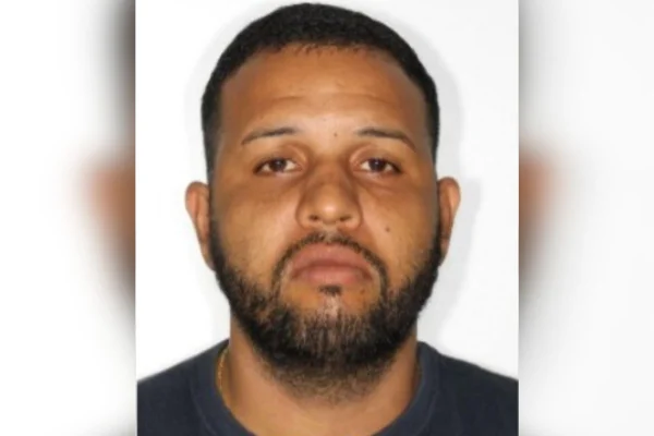 Foto colorida de homem acusado de matar enteado. Ele foi executado dentro de uma ambulância.