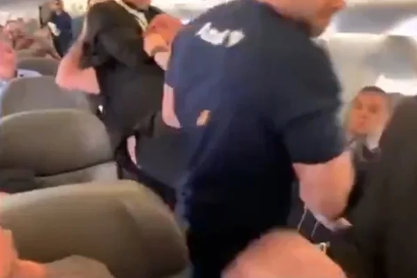 Vídeo. Passageiro é retirado à força de voo que saiu do Galeão