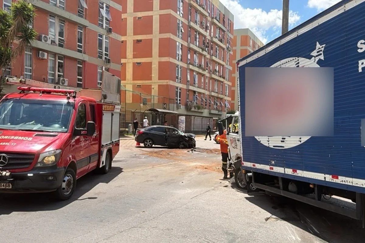 Acidente entre caminhão e carro deixa homem ferido e interdita via no DF