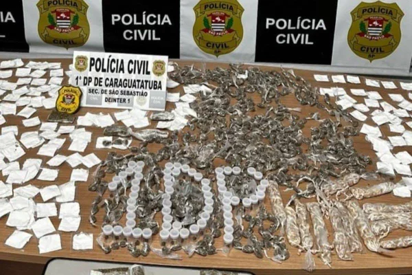 Imagem colorida mostra porções de maconha apreendidas na casa de um adolescente em Caraguatatuba, no litoral de São Paulo - Metrópoles