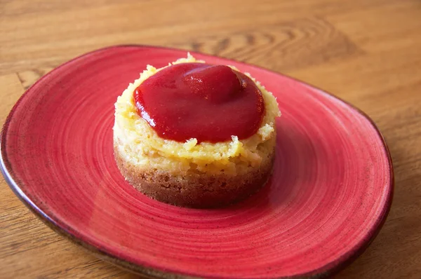 Bolo de fubá com goiabada é clássico para o café da tarde
