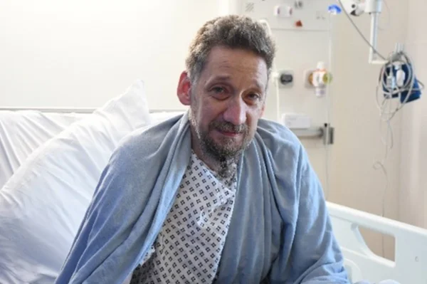 Homem sentado em cama de hospital - Metrópoles