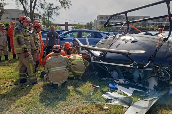 Bombeiros fazem resgate de corpos após queda de dois helicópteros no Rio de Janeiro