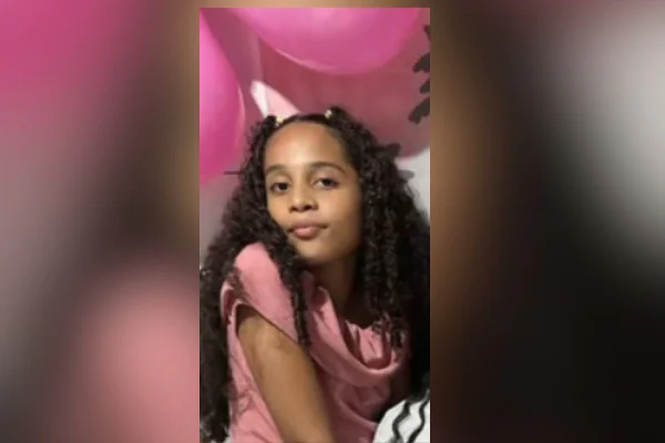 Imagens coloridas mostram menina sorrindo, identificada como Larissa Manuela, com cabelos pretos e ondulados, vestindo camiseta branca