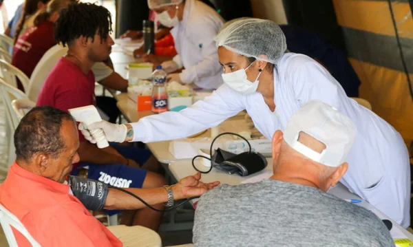 Atendimeto de casos de dengue no DF - Metrópoles