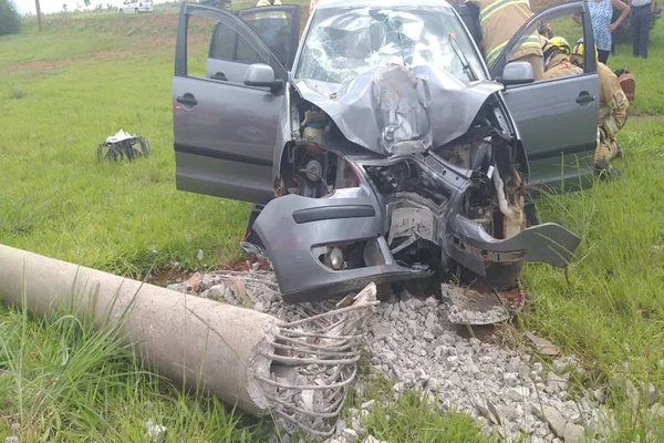 Após carro bater em poste no DF, três pessoas são levadas a hospitais