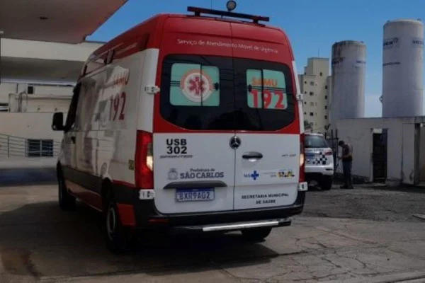 Imagem colorida mostra ambulância da cidade de São Carlos, que socorreu bebê que caiu de moto - Metrópoles