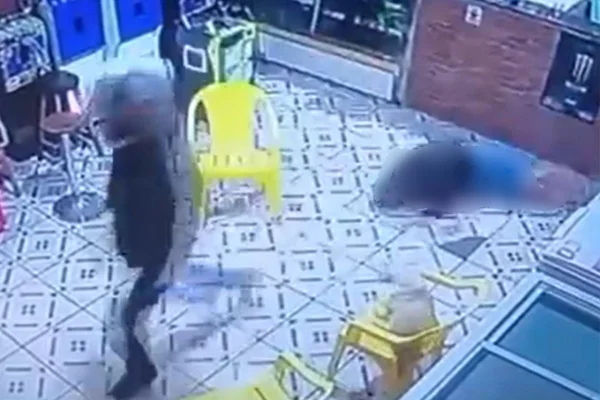 Imagens de câmeras de segurança do bar registram momento em que o criminoso entra armado, rende o dono e um cliente e foge após disparo - Metrópoles