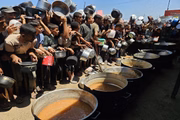 KHAN YUNIS, GAZA – 15 DE JUNHO: Palestinos fazem fila com seus recipientes para receber refeições quentes distribuídas por organizações humanitárias em Mewasi, enquanto a crise alimentar se agrava devido aos ataques contínuos de Israel em Khan Yunis, Gaza, em 15 de junho de 2025 KHAN YUNIS, GAZA – 15 DE JUNHO: Palestinos fazem fila com seus recipientes para receber refeições quentes distribuídas por organizações humanitárias em Mewasi, enquanto a crise alimentar se agrava devido aos ataques contínuos de Israel em Khan Yunis, Gaza, em 15 de junho de 2025