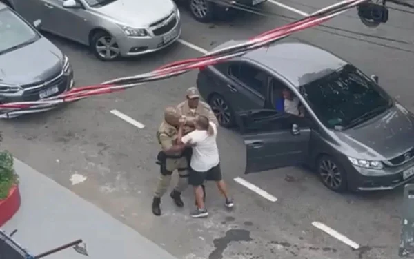 Imagem colorida do momento da agressão - Metrópoles