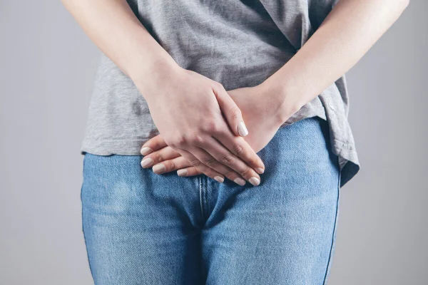 Mulher com dores de infecção de urina