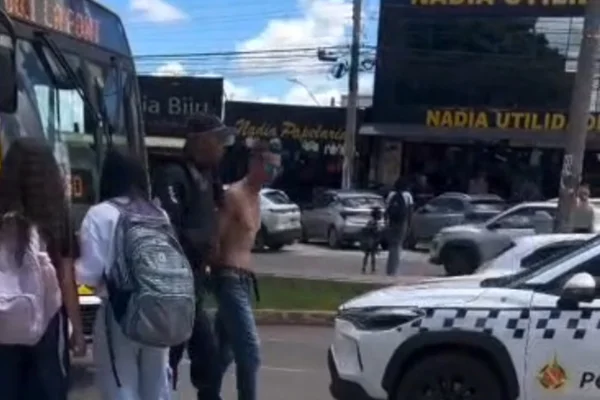 Homem é preso no DF após quebrar vidro de ônibus e ameaçar motorista