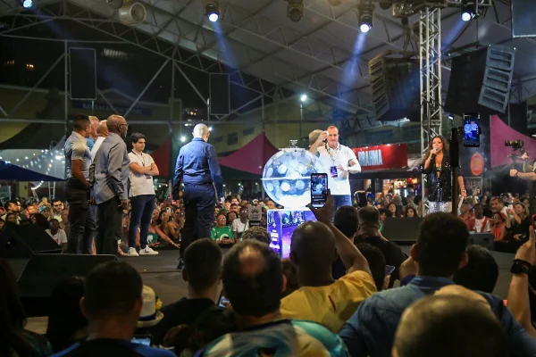 Famoso e anônimos se reuniram na Cidade do Samba para o sorteio Carnaval 2025 - Metrópoles