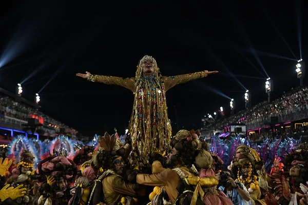 Imagem colorida do desfila da Unidos da Viradouro no Carnaval do Rio de Janeiro - Metrópoles