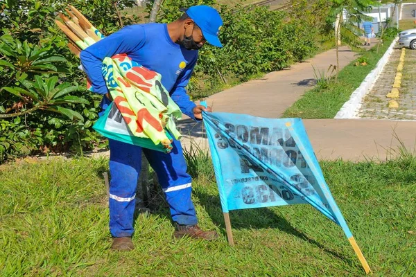 Imagem colorida mostra homem retirando faixas
