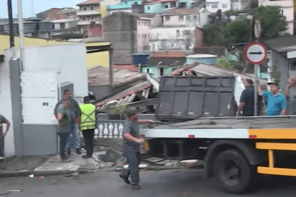 vídeo caminhão invade casa