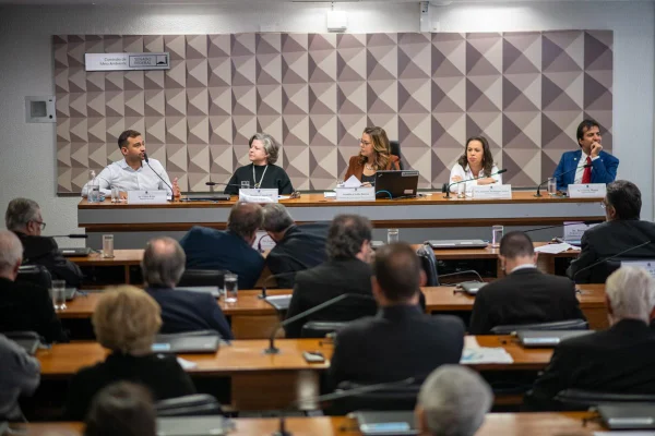 “Interesses econômicos irresponsáveis”, diz senadora Leila sobre PPCub